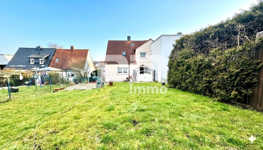 Schöne Doppelhaushälfte in schöner Wohnlage mit Panoramablick, Gartenbereich und Garage - Gartenbereich hinter dem Haus